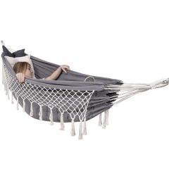 Viseča mreža z blazinami in resicami – idealna za sprostitev na vrtu ali balkonu